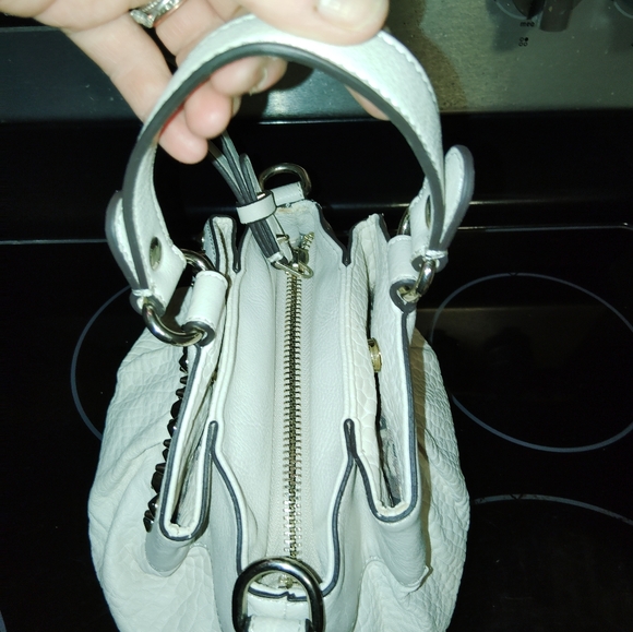 Guess purse - Picture 9 of 12